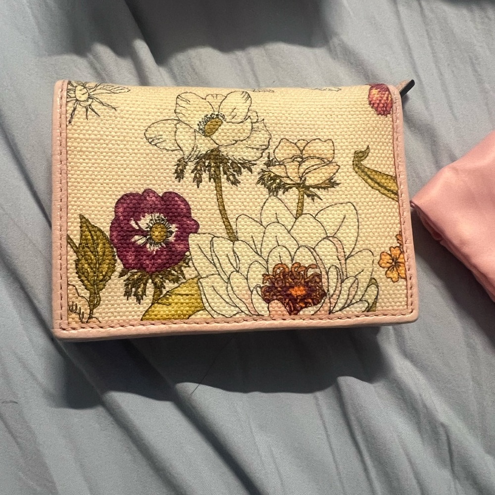 GG Marmont Flora Compact Bi-Fold Wallet - Picture 2 of 12